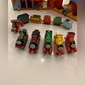 Thomas the Tank Engine Sodor Mining Company  w/ 11 Magnetic Train Cars Works!
